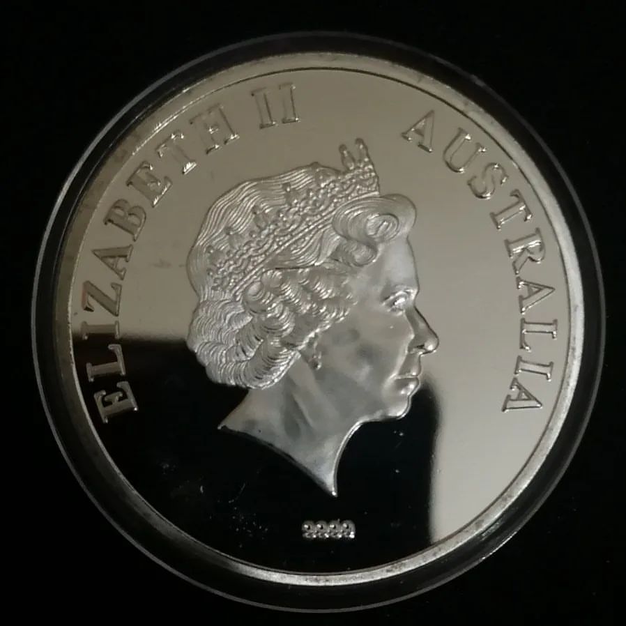 سکه یادبود ملکه الیزابت دوم ضرب دو جنس آهن وزن